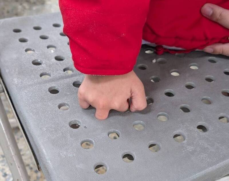 2歲女童中指卡椅洞痛哭 消防救護「連人帶椅」送醫拆剪