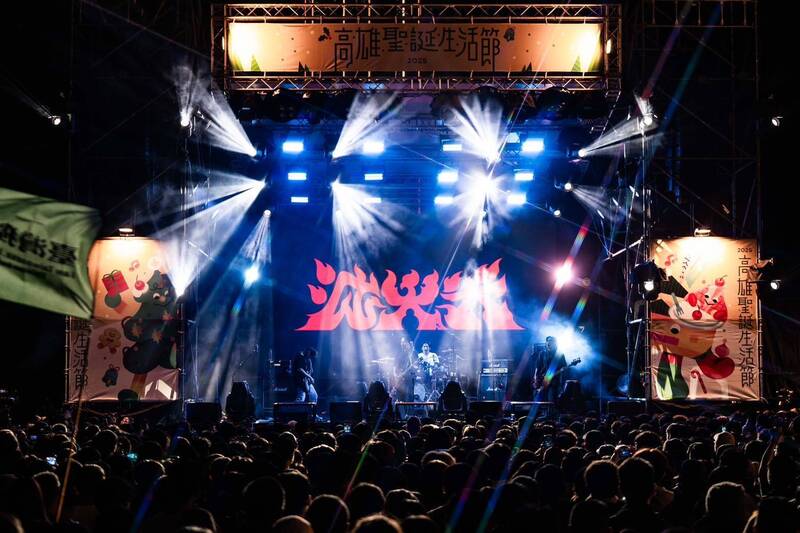 「金曲樂團」滅火器，送給全場觀眾聖誕祝福。（圖由經發局提供）