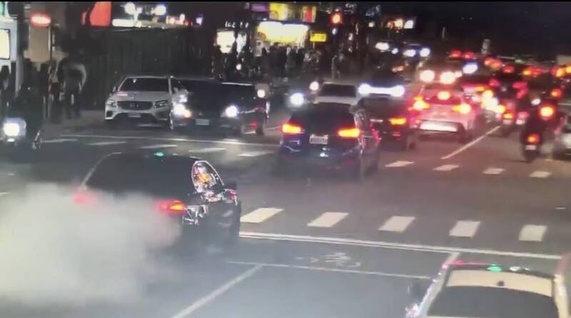 北捷隨機殺人效應 高雄馬路冒白煙騎士不敢前進