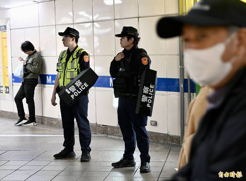 1219北車北捷隨機攻擊案後，網路上出現多則貼文涉及恐嚇公眾言論，其中有貼文預告22日下1時30在捷運系統引爆炸彈，警方上午在台北車站內外嚴密巡查，加強戒備。（記者羅沛德攝）