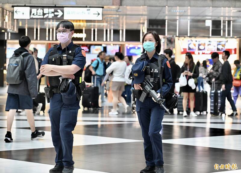 1219北車北捷隨機攻擊案後，網路上出現多則貼文涉及恐嚇公眾言論，其中有貼文預告22日下1時30在捷運系統引爆炸彈，警方上午在台北車站內外嚴密巡查，加強戒備。（記者羅沛德攝）