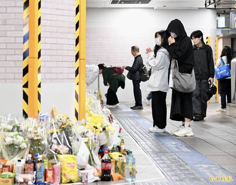 台北市發生隨機持刀攻擊事件造成4死11傷，震驚社會。台北車站M7出口案發現場堆滿鮮花，不少民眾特地前來悼念逝者。（記者羅沛德攝）