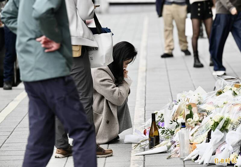 台北市發生隨機持刀攻擊事件造成4死11傷，捷運中山站案發現場有民眾帶鮮花和飲料前往哀悼。（記者羅沛德攝）