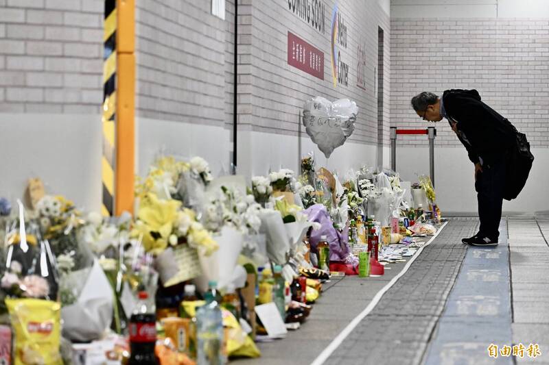 台北車站M7出口案發現場堆滿鮮花，不少民眾特地前來悼念逝者。（記者羅沛德攝）