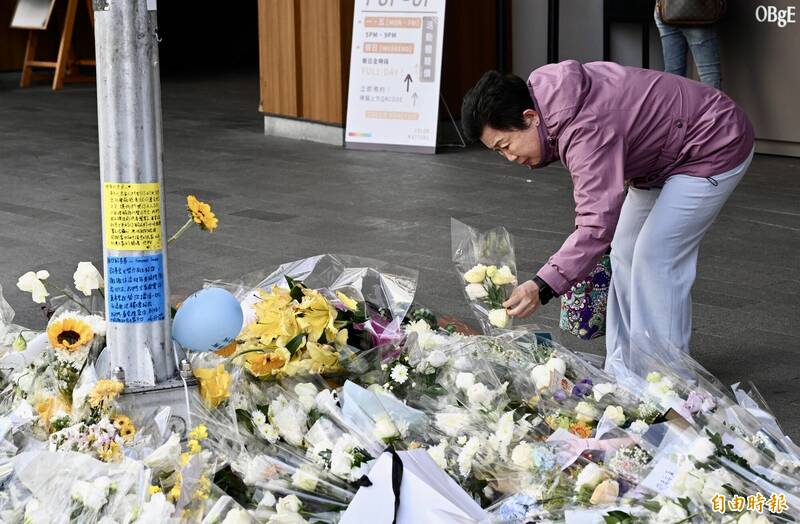 民眾前往捷運中山站案發現場獻花。（記者羅沛德攝）