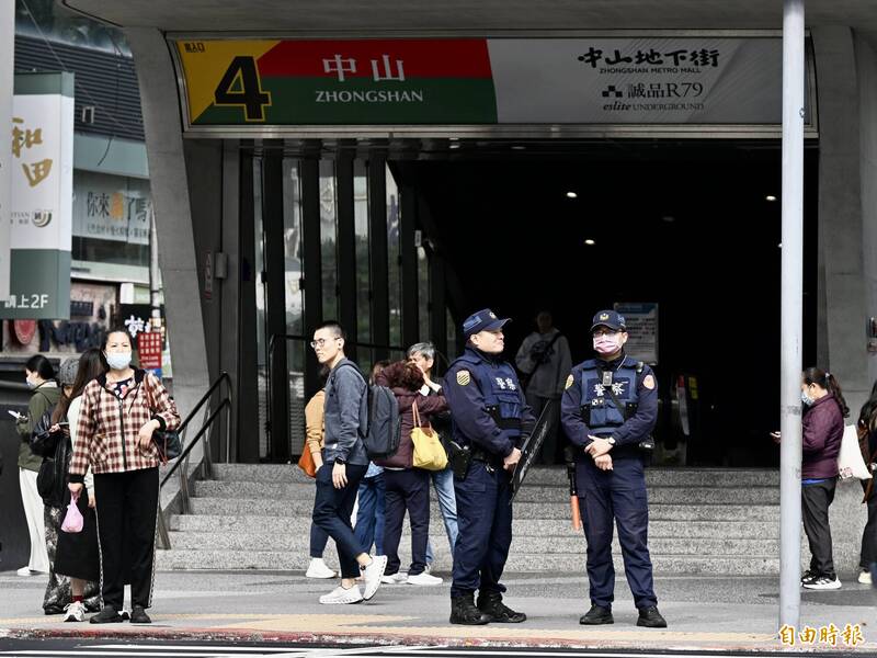 台北市發生隨機持刀攻擊事件造成4死11傷，震驚社會，警方22日持續在案發的捷運中山站外加強戒備。（記者羅沛德攝）