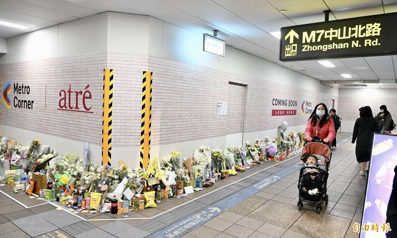 台北市發生隨機持刀攻擊事件造成4死11傷，台北車站M7出口案發現場堆滿悼念鮮花。（記者羅沛德攝）