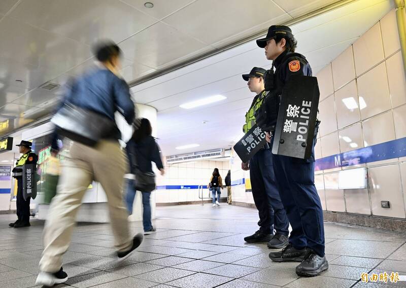 北車北捷隨機攻擊案後，今天是第一個上班日，捷運族行色匆匆。（記者羅沛德攝）