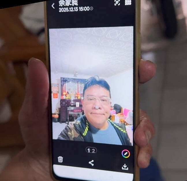 余家昶的母親出示日前與兒子視訊照。（記者李容萍翻攝）