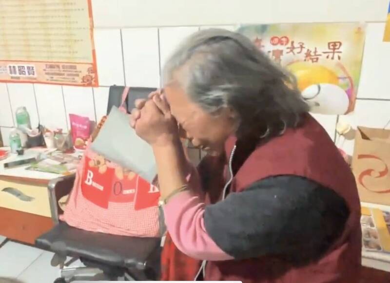 余家昶8旬母提到兒捨命救人心都碎了，但「以兒子為榮」。（記者李容萍翻攝）