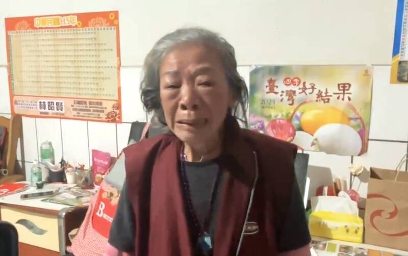 稍早1名自稱從新北林口來的民眾帶3萬元現金要給余家昶的8旬母親，被她婉拒，並重申自己「不要外界捐助」。（記者李容萍翻攝）
