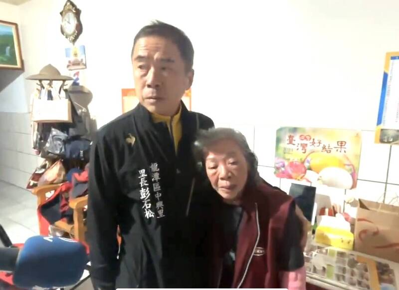 桃園龍潭中興里長彭石松（左）安慰余家昶8旬母，他表示，余家父母相當疼愛孩子，是里內模範軍人家庭。（記者李容萍翻攝）