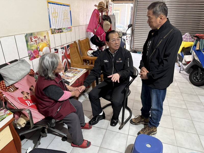 桃園市政府社會局長陳寶民（中）近午至余家慰問，余母緊握他的手、直說「謝謝你來」。（圖由桃園市社會局提供）