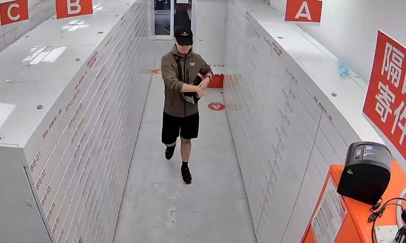 张文到台北市开封街上的虾皮智取店取货。（记者王冠仁翻摄）