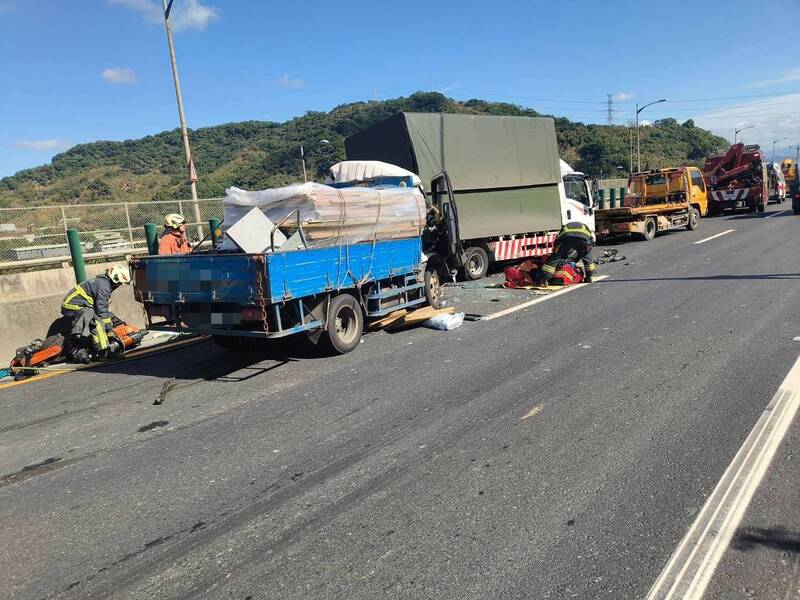 台64线五股路段今天上午惊传一辆货车猛撞前方大货车，陈姓货车驾驶昏迷送医，车祸肇因仍待调查厘清。（记者吴仁捷翻摄）