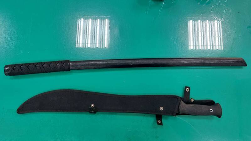 刘姓男子不满后车按喇叭，竟下车持木刀叫嚣，警方在车上起出木刀及蓝波刀。（警方提供）