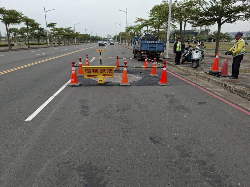 水利局查出污水工程推进坑旁路面下陷，将于今天恢复道路平整。（市府提供）