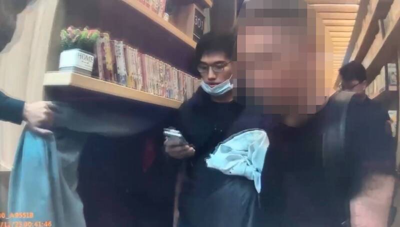 警方在漫畫店逮捕李嫌。（民眾提供）