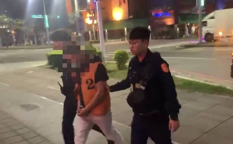 警方將李嫌帶回偵訊。（民眾提供）
