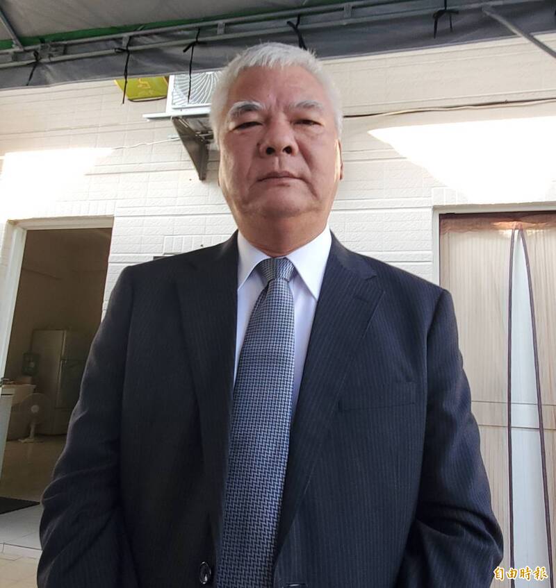 鳳山區紅毛港保安堂主委張吉雄遞交建議書，期盼日本在高雄設置大使館，串聯安倍晉三紀念公園，作為台日友好指標。（記者陳文嬋攝）