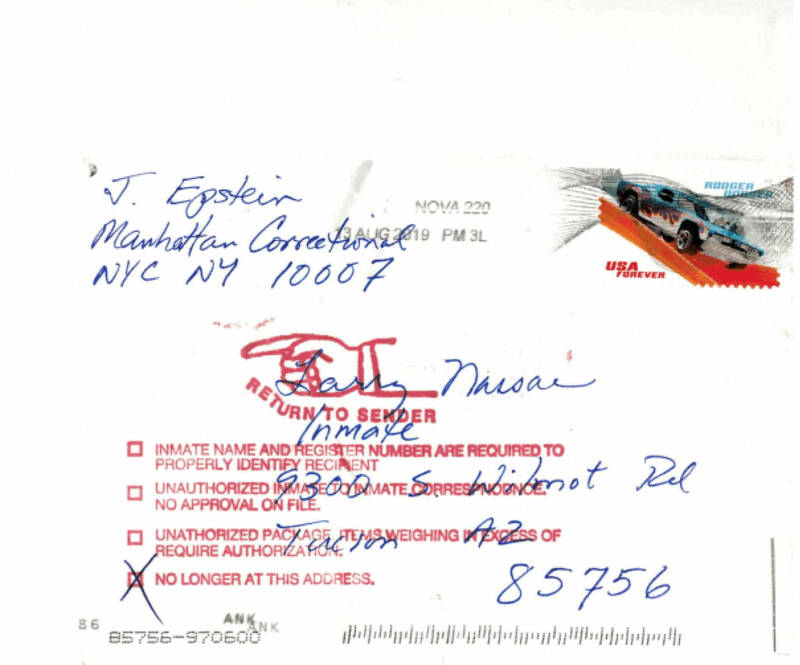 美國司法部公布的證物照片顯示，這封據稱由艾普斯坦寄給狼醫納薩爾的信件，郵戳日期（2019年8月13日）竟在艾普斯坦自殺身亡3天之後。FBI據此證實該信件純屬偽造。（路透）
