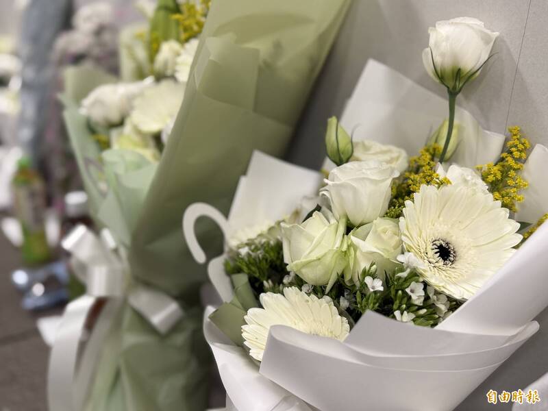 社会局表示，UG手摇饮老板郑凯隆献花悼念死者，却消费死者惹议。郑凯隆有捐出100万元给台北市社会局，并指定捐款给萧姓骑士家属。（记者蔡恺恒摄）