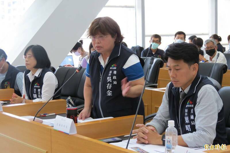 前地政局长吴存金（中）疑涉特别费不实核销遭起诉。（资料照）