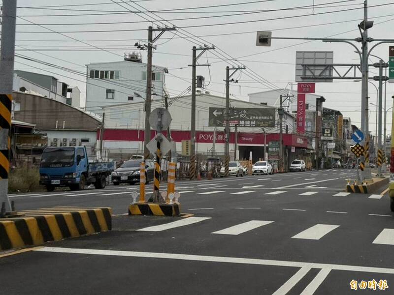 公路局强调彰南路庇护岛「量体」较小难以加宽加大。（记者汤世名摄）