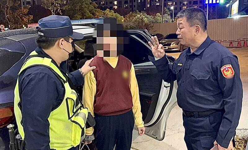 三和派出所长杨儒陆（右）认出陈男（中）3度迷路走到乌日。（读者提供）