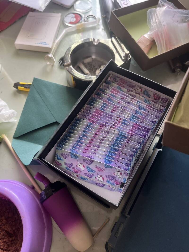 警方查扣大量毒咖啡包等赃证物。（警方提供）