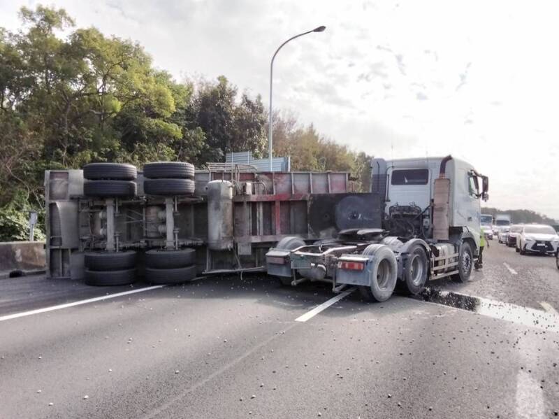 联结车疑因操作不当，而导致子车翻覆事故，无人受伤。（警方提供）