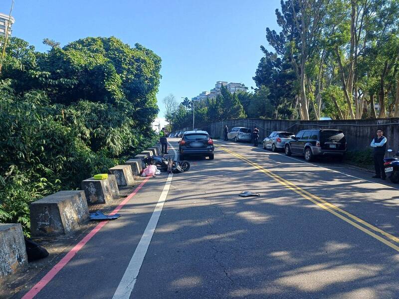 新北市吳姓女子駕車途經高爾夫球場外路段，逆向撞上對向林姓騎士，造成林男墜落邊坡不治。（記者吳仁捷翻攝）警方提供