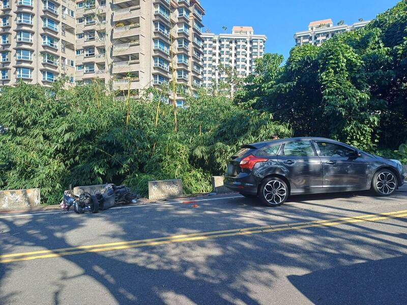新北市吳姓女子駕車途經高爾夫球場外路段，逆向撞上對向林姓騎士，造成林男墜落邊坡不治。（記者吳仁捷翻攝）警方提供