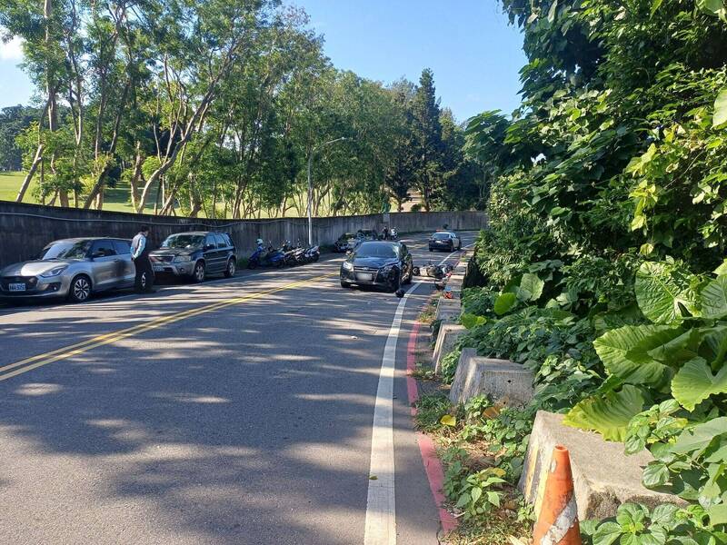 新北市吳姓女子駕車途經高爾夫球場外路段，逆向撞上對向林姓騎士，造成林男墜落邊坡不治。（記者吳仁捷翻攝）警方提供