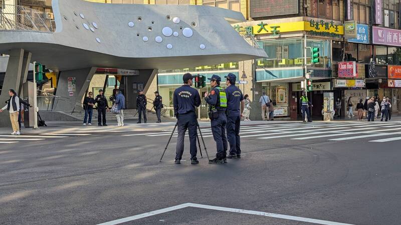 警方今天到中山站等處重建犯罪現場。（記者王冠仁翻攝）