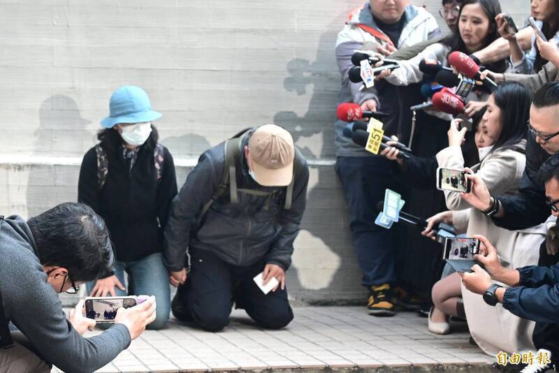 張文父母下跪替兒子向社會道歉。（資料照）