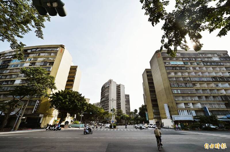 果貿社區每一棟建築的頂部外觀磁磚上，都有標記所屬的「數字」棟號。（記者李惠洲攝）