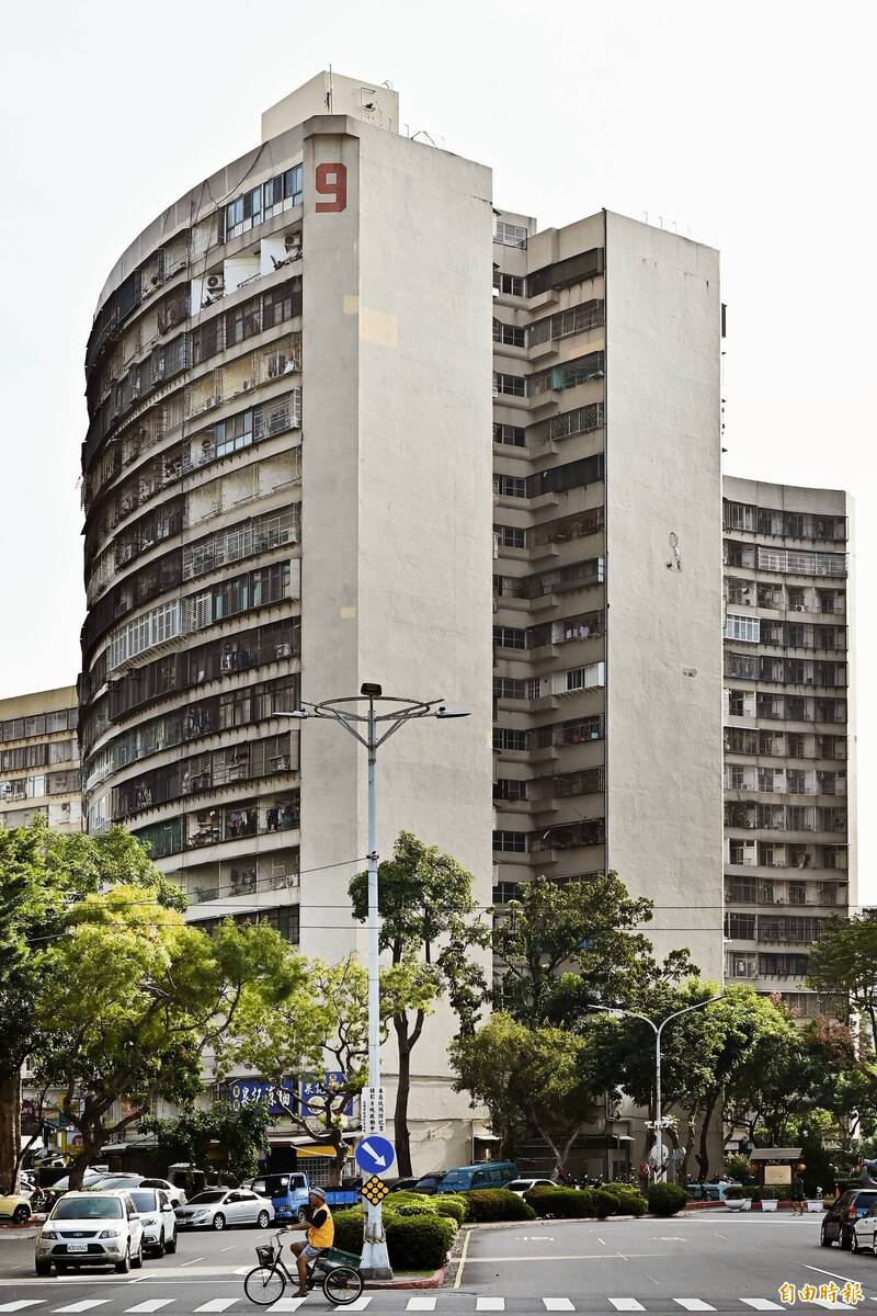 果貿社區每一棟建築的頂部外觀磁磚上，都有標記所屬的「數字」棟號。（記者李惠洲攝）