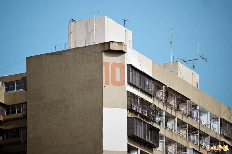 「果貿社區」第10棟號。（記者李惠洲攝）