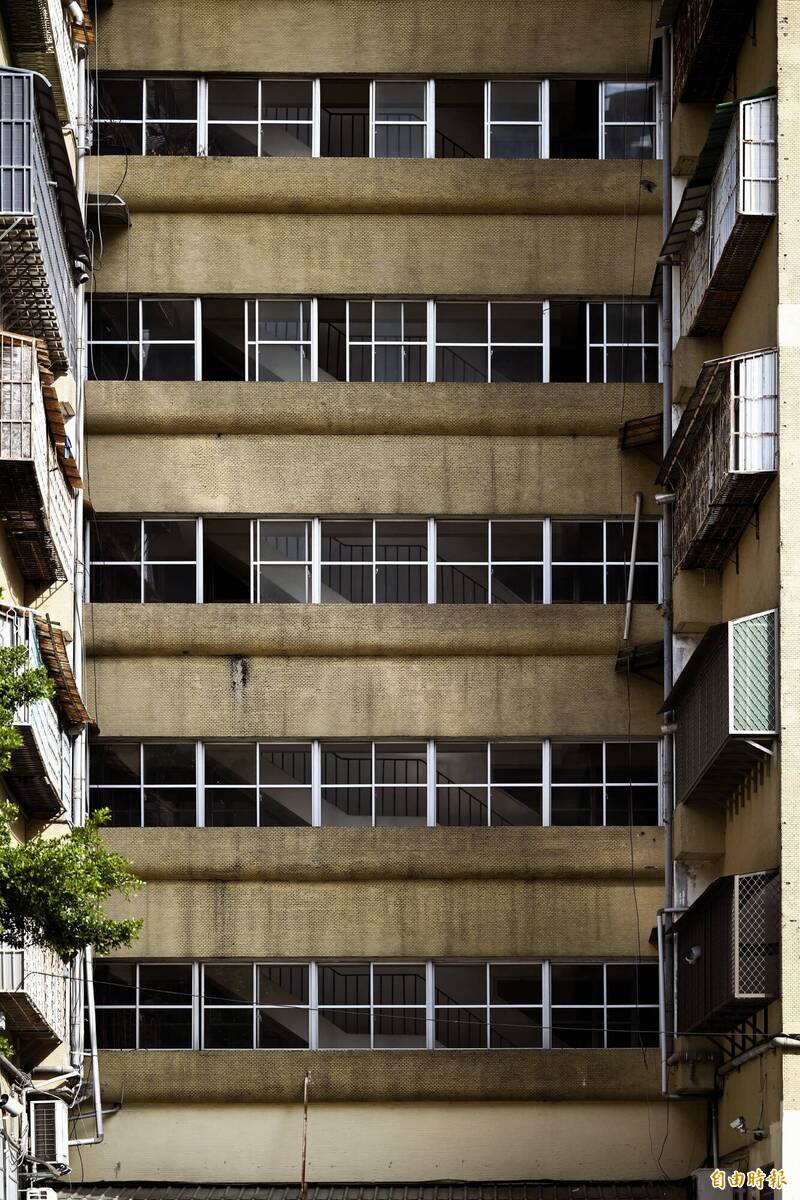 果貿社區外觀雖老舊，依然有上千民眾在此生活。（記者李惠洲攝）