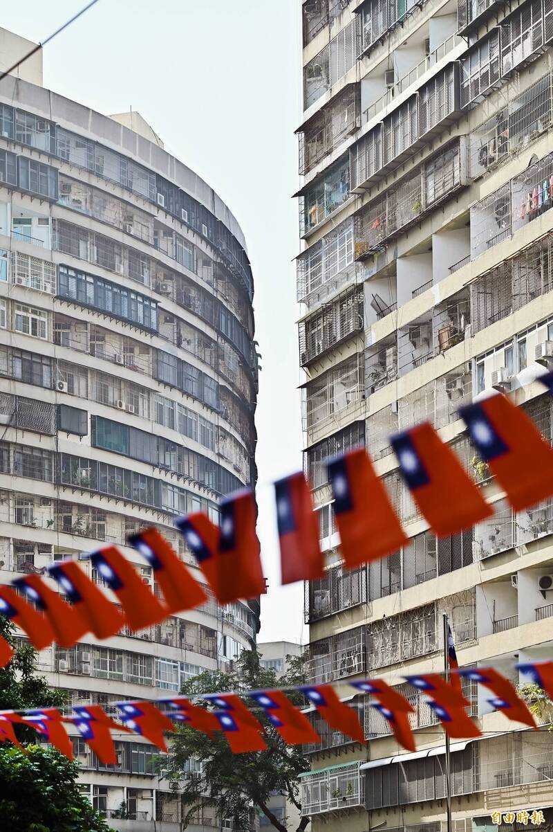 青天白日滿地紅國旗，在果貿社區隨處可見。（記者李惠洲攝）
