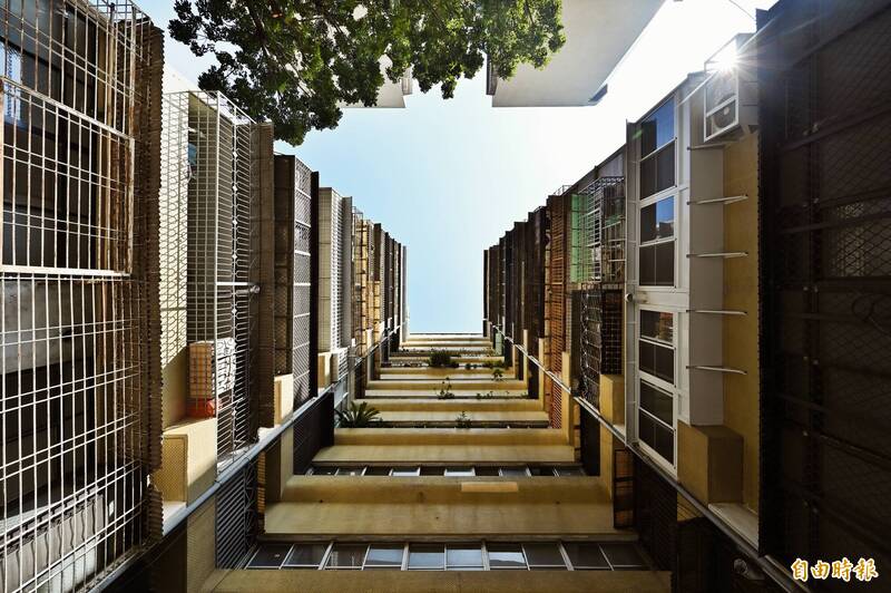 許多住戶種殖的盆栽，也慢慢地在樓層間蔓延開來。（記者李惠洲攝）