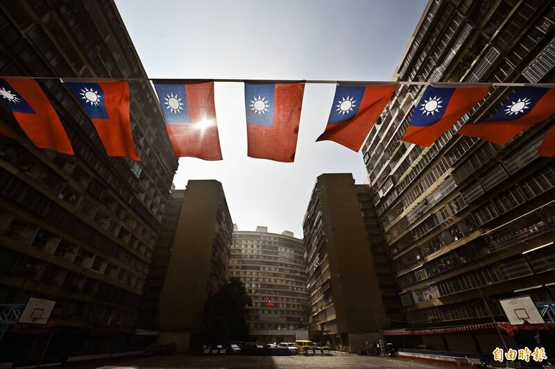 果貿社區每到國慶日或是國家紀念日，總會有上百幅青天百日滿地紅的國旗高掛廣場。（記者李惠洲攝）