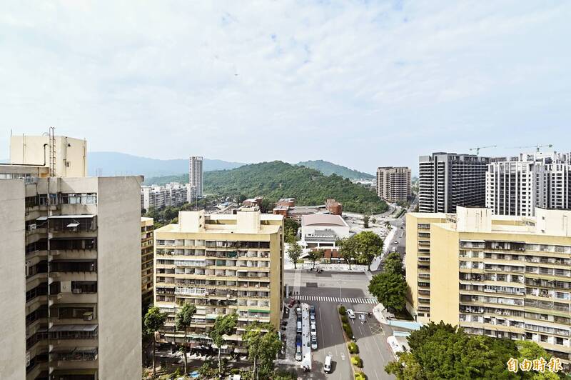 從最高的第8、9棟俯瞰，可見其它棟的樓層都比較低，後方則為柴山。（記者李惠洲攝）