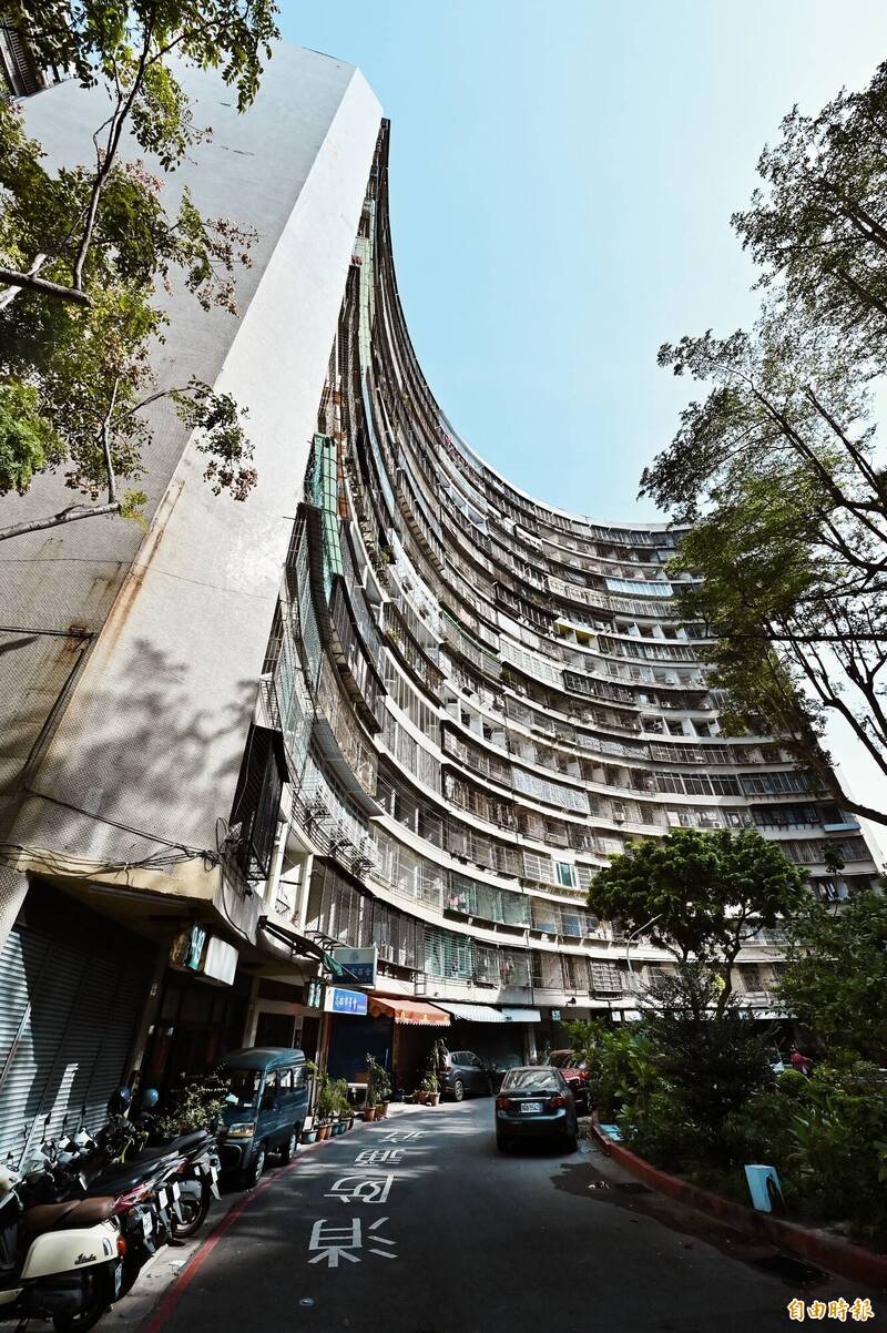 「果貿社區」為何採用第二名的設計方案，可能涉及「國防機密」已無法考證。（記者李惠洲攝）