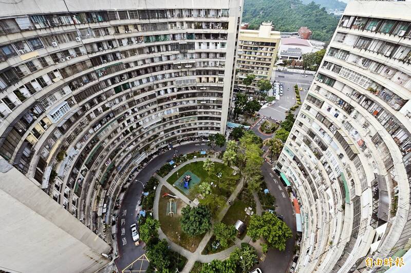 果貿社區第8、9棟的圓弧形設計圍繞著中央公園，在視覺上形成獨特的景觀，相當有張力。（記者李惠洲攝）