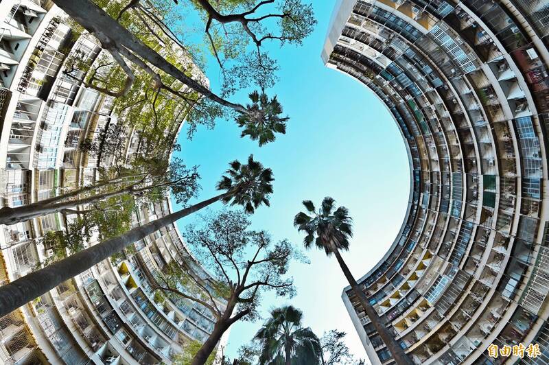 從下往上看果貿社區，密密麻麻、層層堆疊的鐵窗，宛如置身在鳥籠中，因此被稱為「高雄小香港」或台版「九龍城寨」。（記者李惠洲攝）