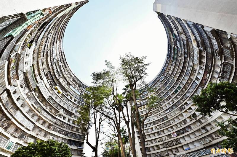從果貿社區中央公園往上仰拍，是IG熱門打卡景點所在位置角度，可以將同心圓建築與公園綠樹一同入鏡。（記者李惠洲攝）