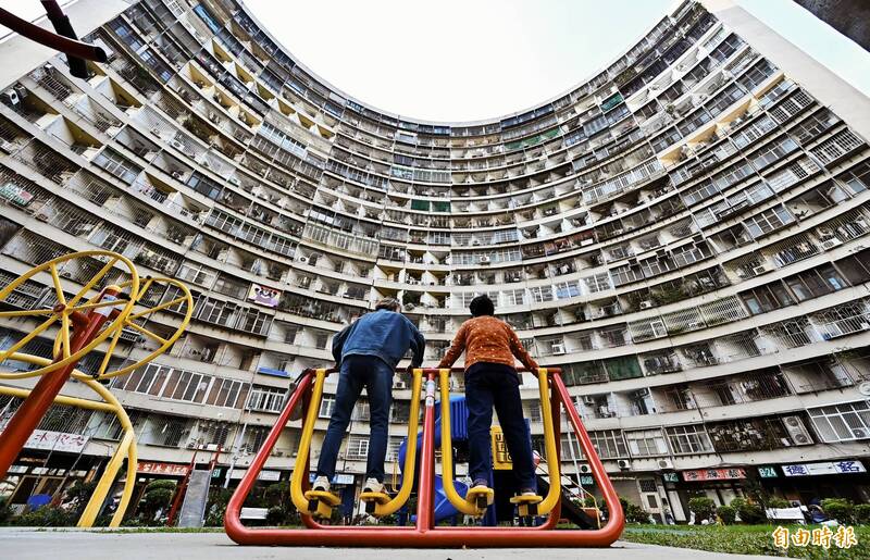 密集且層層堆疊的鐵窗，讓社區外觀看起來像香港的蜂巢式住宅，讓人有種壓迫感。（記者李惠洲攝）