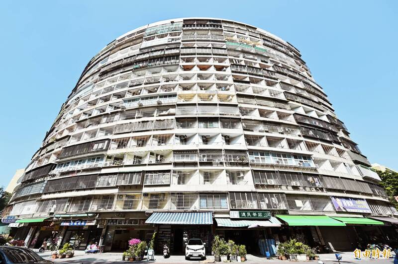 果貿社區第8、9棟的圓弧形設計，屬整個果貿社區最高的兩棟，樓高約18層樓。（記者李惠洲攝）